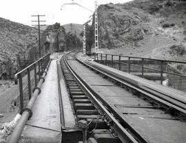Puente metálico de un tramo y 33 m sobre el arroyo de Despeñaperros, con vigas tipo Cruz de San A...