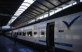 Composición AVE de la serie 100 detenida en la estación de Córdoba