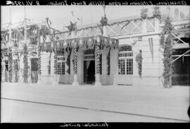 Estación de Aranjuez en obras, engalanada con motivo de la visita de los reyes de Italia a España...