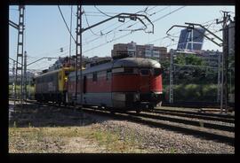 Locomotora eléctrica 269 - 409 de la serie 269 - 401 a 420 de RENFE remolcando un Manso de la ser...