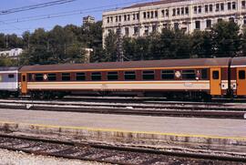 Composición de viajeros formada por coches de la serie 10000 de RENFE, con decoración estrella, e...