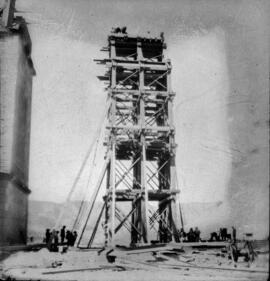 Puente de Matarraña, situado en el km 148,850 de la línea de Zaragoza a Barcelona, entre los muni...