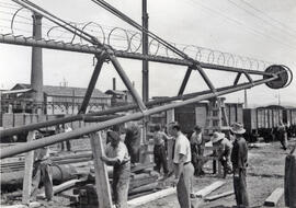 Levantamiento  de una torre de alumbrado en la estación de Barcelona-Pueblo Nuevo