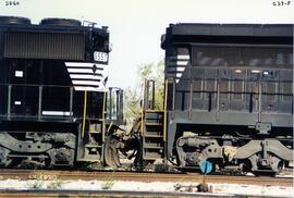 Vista parcial de las locomotoras diesel NS-6557 (SD60) y detrás la NS-8667 (C39-8), de la Compañí...