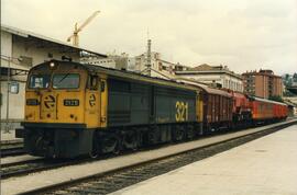 Locomotora diésel - eléctrica 321 - 025 - 9 de la serie 321 - 001 a 080 de RENFE, ex 2125 de la s...