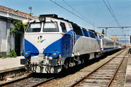 Locomotora diésel - eléctrica 333 - 017 de RENFE, fabricada por MACOSA y pintada en blanco y azul...