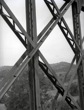 Puente metálico de dos tramos y 76 m, con vigas tipo Linville y Cruz de San Andrés. Situado en el...