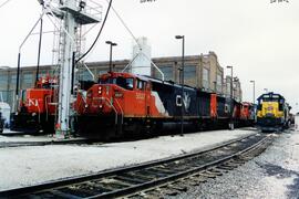 Vista parcial de las locomotoras diesel CNW-6902 (SD40-2) de la Chicago Northwestern y las CN-641...