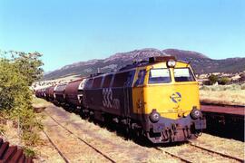 Locomotora diésel - eléctrica 333 - 001 de RENFE, fabricada por MACOSA y pintada en  amarillo y g...