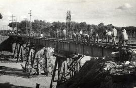 Puente provisional con tramos metálicos sobre castilletes de madera en Las Arenas, en Terrasa km ...