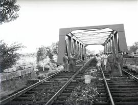 Sustitución del antiguo puente metálico sobre el río Duero, en las proximidades del km 237,514 de...