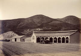 Cochera para locomotoras, pequeño taller de reparación y cochera para carruajes de la estación de...