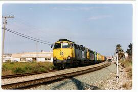 Locomotoras diésel - eléctrica 333 - 075 y 333 - 046 de RENFE, fabricadas por MACOSA, pintada en ...