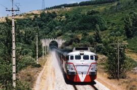 Locomotora 2001-T con Talgo Irún/Bilbao-Madrid a su paso por Somosierra