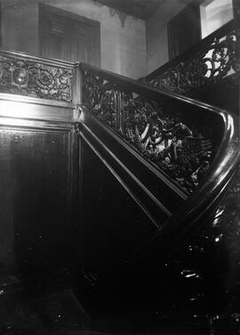 Vista parcial de la escalera de nogal, que comunica la planta baja con la primera, del Palacio de...