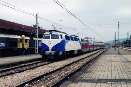 Locomotora diésel - eléctrica 333 - 102 de RENFE, fabricada por MACOSA, pintada en blanco y azul,...
