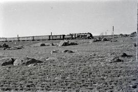 Locomotora de vapor posblemente con rodaje 240 o 241 remolcando una composición de viajeros a su ...