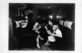 Reproducción de una fotografía de un coche de viajeros de los ferrocarriles suecos
