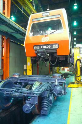 Vista frontal de un automotor eléctrico o unidad de tren eléctrica de la serie 211 de los Ferroca...