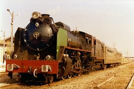 Perspectiva frontal de composición de tren con la locomotora de vapor 141F-2111 (subserie RENFE 1...