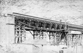 Puente de Matarraña IV, situado en el km 148,850 de la línea de Zaragoza a Barcelona, entre los m...