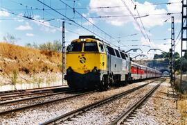 Locomotora diésel - eléctrica 333 - 108 de RENFE, fabricada por MACOSA y pintadas en  amarillo y ...