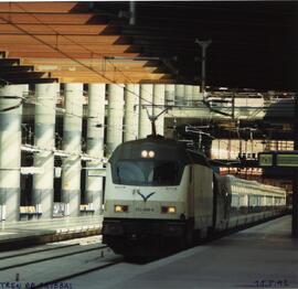 Locomotora 252 - 008 - 8 en cabeza de un Talgo 200 en la nueva estación de Puerta de Atocha