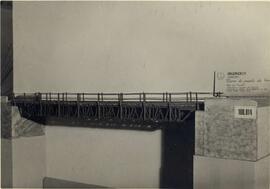 Maqueta de un tramo de un puente de hierro, exhibida en la sala de Ingenieros de la exposición de...