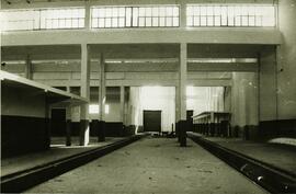 Interior de la nave de reparación diaria del depósito de tracción eléctrica de León, en la línea ...