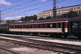 Coche de viajeros de 2ª clase BB 8872 de la serie BB 8501 a 8945 de RENFE, con decoración estrell...