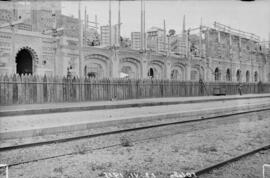 Obras de construcción de la nueva estación de Toledo. Se observan algunos trabajadores. Vista des...