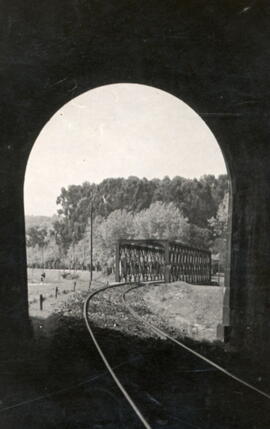 Puente de ferrocarril de Betanzos - Pueblo desde un túnel