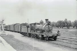 Composición de coches de viajeros remolcada por la locomotora de vapor 130 - 2132 de la serie 130...