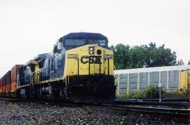 Composición de mercancías, con dos locomotoras CSX, en cabeza la CSX-7734 (C40-8W) y la CSX-9018 ...