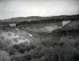 Puente metálico de un tramo y 71 m, con vigas en cruz de San Andrés, situado en el km 26,878 de l...