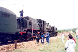 Personal ferroviario haciendo la aguada a una locomotora en Caudiel. Tren especial conmemoración ...