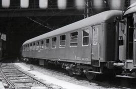 Coche de viajeros de 2ª clase BB 8531 de la serie BB 8501 a 8945 de RENFE, formando parte de una ...