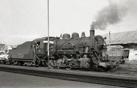 Composición de mercancías remolcada por la locomotora de vapor nº 406 de rodaje 140, fabricada po...