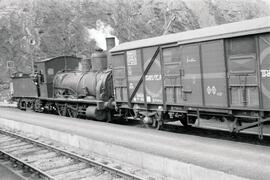 Locomotora de vapor 030 - 2577 a 2608 realizando maniobras con vagones TRANSFESA, dotados de ejes...