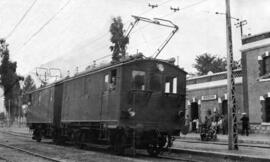 Locomotora eléctrica trifásica nº 4 circulando en doble tracción, en la estación de Gádor (Ex Sur...