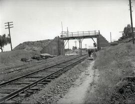 Paso superior del ferrocarril sobre las vías, en la estación de La Rinconada. Línea de Álzacar de...