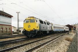 Locomotora diésel - eléctrica 333 - 040 de RENFE, fabricada por MACOSA y pintada en amarillo y gr...