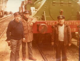 Personal ferroviario junto a la locomotora de vapor Mataró del Tren del Centenario de Ferrocarril...