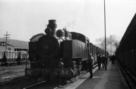 Composición de viajeros del Ferrocarril de Langreo, remolcada por locomotora de vapor nº 34 de ro...