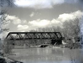 Sustitución del antiguo puente metálico sobre el río Duero, en las proximidades del km 237,514 de...