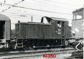 Locomotora de maniobras serie 303 - 060 - 8 (ex 10360)