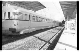 Automotor diésel TAF de la serie 595 de RENFE en la estación de Orense - Empalme