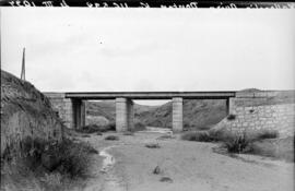 Pontón de tres tramos en el km 116,528 de la línea de Valladolid a Ariza, situado dentro del térm...