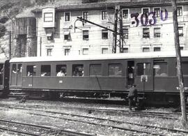 Coche de viajeros de 3ª clase de los Ferrocarriles Valencianos, explotado por FEVE y posteriormen...