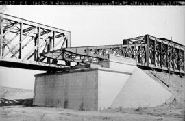 Puente sobre el río Guadalquivir a su paso por Lora del Río, en el km 82,561 de la línea Córdoba-...